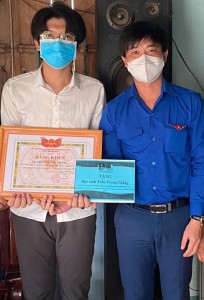 Trao hỗ trợ 4 tấn gạo cho hộ nghèo huyện Vạn Ninh