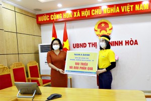 Ngân hàng TMCP Nam Á tặng quà hỗ trợ cho người dân khó khăn thị xã Ninh Hòa