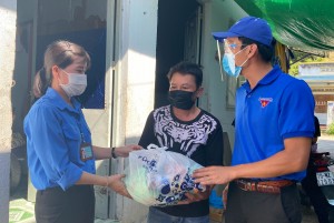 Trao 170 suất quà hỗ trợ người dân, sinh viên tại các khu nhà trọ xã Vĩnh Phương