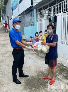 Tỉnh đoàn Khánh Hòa: Hỗ trợ 1.095 suất quà cho người dân các khu trọ xã Vĩnh Ngọc