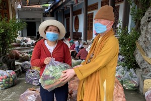 Trao 20 tấn rau củ quả cho các chùa và người dân gặp khó khăn