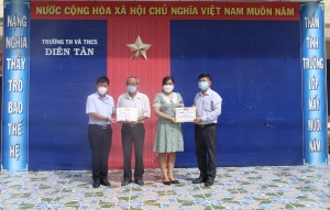 Báo Khánh Hòa và các đơn vị trao 30 suất học bổng cho các học sinh khó khăn Trường Tiểu học và THCS Diên Tân