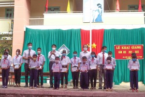 Lãnh đạo tỉnh Khánh Hòa dự lễ khai giảng năm học mới tại huyện Khánh Sơn
