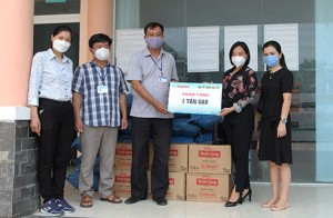 Báo Khánh Hòa và Hội từ thiện Hoa Sứ tặng quà hỗ trợ người dân khó khăn ở TP. Nha Trang