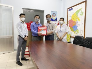 Công ty Cổ phần Dịch vụ Y tế BondTech Việt Nam tặng quà cho một số đơn vị y tế