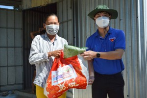 Tỉnh đoàn cùng Công ty TNHH Tùng Nguyên hỗ trợ 500 suất quà cho người dân khó khăn xã Vĩnh Thái