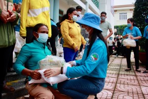 Hội Liên hiệp Phụ nữ tỉnh Khánh Hòa trao quà cho người dân khó khăn huyện Khánh Sơn
