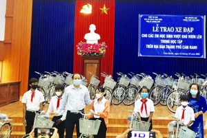Khối thi đua các cơ quan tham mưu Tỉnh ủy (Khối 1) tặng xe đạp cho học sinh vượt khó tại Cam Ranh