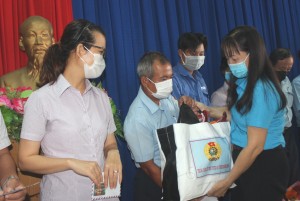 Liên đoàn Lao động tỉnh Khánh Hòa trao 18 suất hỗ trợ cho người lao động có hoàn cảnh khó khăn