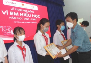 Viettel Khánh Hòa trao 40 suất học bổng "Vì em hiếu học" tại huyện Vạn Ninh