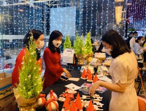 Khách sạn Novotel Nha Trang tổ chức Lễ thắp sáng cây thông Noel gây quỹ ủng hộ trẻ em khuyết tật