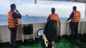 Tàu KN 418 cứu kéo tàu cá Quảng Ngãi bị mắc cạn trên vùng biển Trường Sa
