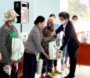 Bệnh viện Đa khoa Sài Gòn Nha Trang tặng 270 suất quà cho người dân