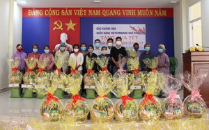 Báo Khánh Hòa và Vietcombank Chi nhánh Nha Trang trao 60 phần quà Tết cho gia đình chính sách xã Suối Cát