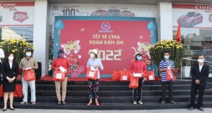 Công ty TNHH Sao Mai Anh tặng 104 suất quà cho người nghèo