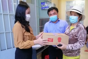 Tặng 40 phần quà Tết cho người dân khó khăn ở phường Phước Hòa
