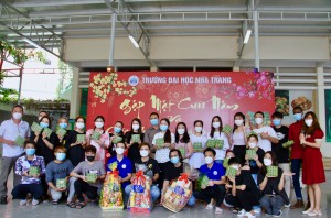 Sinh viên Lào trải nghiệm Tết Việt