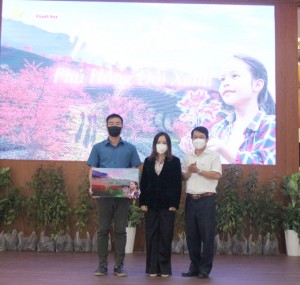 Báo Khánh Hòa và Công ty TNHH MTV Hải Yến Nha Trang trao tặng, trồng 1.000 cây hoa anh đào tại Khánh Sơn