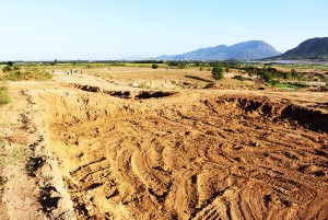 Ngăn chặn khai thác đất trái phép ở hồ Tà Lua