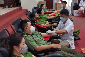 Hơn 400 chiến sĩ công an tham gia hiến máu tình nguyện