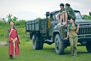 Phim truyện điện ảnh "Bình minh đỏ": Bài ca về những nữ chiến sĩ lái xe anh hùng