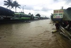 Tình trạng ngập nước Quốc lộ 1 khu vực Cam Lâm: Cần sớm giải quyết dứt điểm