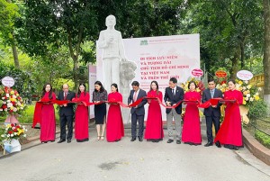 Triển lãm "Di tích lưu niệm và tượng đài Chủ tịch Hồ Chí Minh tại Việt Nam và trên thế giới"