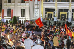Hàng nghìn người dân xuống đường mừng U23 Việt Nam đoạt Huy chương Vàng SEA Games 31