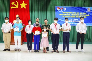 Trao học bổng cho con của quân nhân Bộ đội Biên phòng tỉnh Khánh Hòa