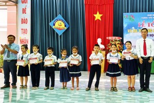 Agribank Chi nhánh huyện Khánh Vĩnh tặng 137 suất học bổng cho học sinh hiếu học