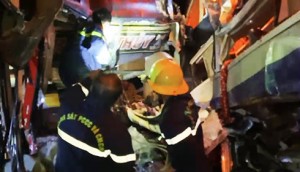 Giải cứu tài xế và lái phụ bị mắc kẹt trong cabin xe khách giường nằm