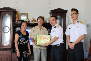 Lữ đoàn 955 tặng quà gia đình chính sách phường Cam Nghĩa