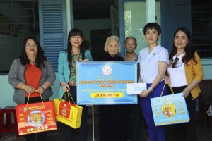 Công ty Yến sào Khánh Hòa thăm, tặng quà 2 Mẹ Việt Nam Anh hùng