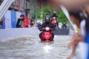 Mùa mưa bão đến gần, xe máy điện VinFast "có giá" nhờ khả năng vượt đường ngập nước