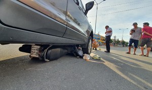 Xe máy bị cuốn vào gầm ô tô, người điều khiển may mắn thoát nạn