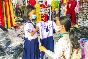 Nha Trang: Nhộn nhịp thị trường đồng phục học sinh