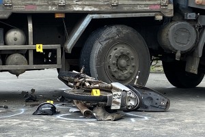 Xe máy tông vào xe tải, 2 người bị thương nặng