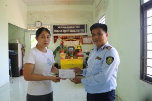 Thăm hỏi gia đình Đại úy Hoàng Văn Yên và tặng xe đạp cho học sinh nghèo huyện Khánh Vĩnh