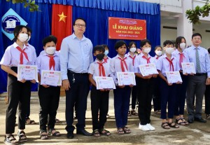 Báo Khánh Hòa phối hợp Công ty TNHH Long Sinh, Tổng Công ty Khánh Việt trao 20 suất học bổng, 1.000 quyển vở cho học sinh Trường THCS A.Yersin