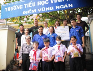 AB Central Square Nha Trang tặng "Tủ sách yêu thương" và quà Trung thu cho điểm trường Vũng Ngán