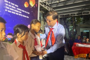 Tổ chức chương trình "Vầng trăng yêu thương" cho trẻ em Khánh Vĩnh