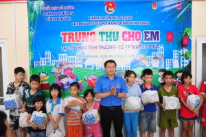 Trao 45 phần quà trung thu cho học sinh lớp học tình thương phường Vĩnh Phước