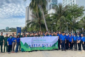Hơn 100 đoàn viên, thanh niên tham gia vệ sinh bãi biển