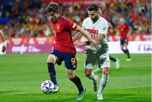 Tây Ban Nha đang cố chấp hay thử nghiệm đội hình?