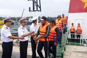 Vùng 4 Hải quân: Đưa ngư dân Bình Định bị nạn trên biển vào bờ an toàn