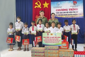 Các đơn vị: Thực hiện công trình thanh niên và tặng quà, học bổng ở Khánh Sơn