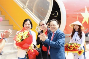 Đón chuyến bay đầu tiên từ Kazakhstan đến Khánh Hòa