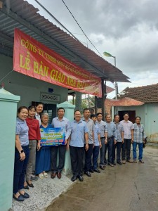 Trao nhà Đại đoàn kết cho một gia đình khó khăn ở xã Vĩnh Lương