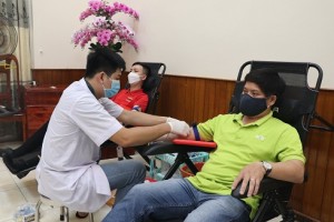 Hơn 350 người tham gia Ngày hội hiến máu ngành Ngân hàng Khánh Hòa