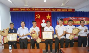 Chủ tịch UBND tỉnh Nguyễn Tấn Tuân khen thưởng Câu lạc bộ bóng đá Khánh Hòa